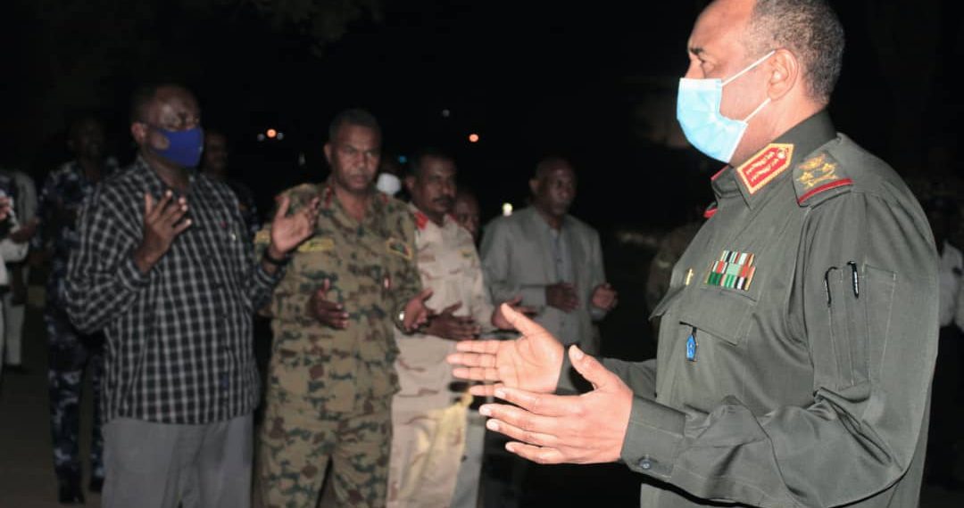 رئيس مجلس السيادة القائد للعام للقوات المسلحة يؤدي صلاة الجنازة على شهيد الشرطة