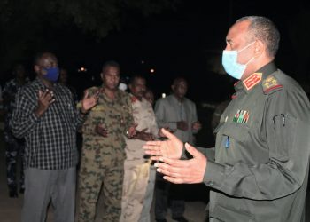 رئيس مجلس السيادة القائد للعام للقوات المسلحة يؤدي صلاة الجنازة على شهيد الشرطة