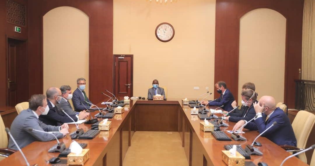 الهادي ادريس يطلع سفراء الـ(إيقاد) على تطورات الأوضاع