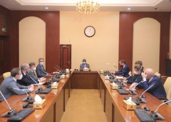 الهادي ادريس يطلع سفراء الـ(إيقاد) على تطورات الأوضاع