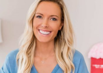 سيدة  تحقق 141 مليون دولار من بيع الملابس عبر الإنترنت