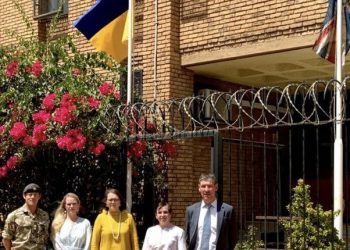 العلم الاوكراني يرفف في السفارات البريطانية بعدد من الدول