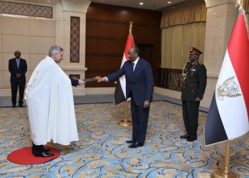 البرهان يتسلم أوراق اعتماد عدد من السفراء