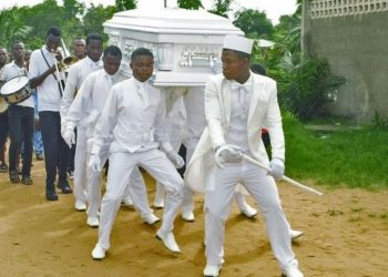 رقص …. موسيقي  …. اجواء فرح  تصاحب تشيع الموتي