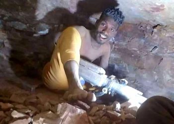 تحول فنان سوداني شهير إلي تنقيب الذهب