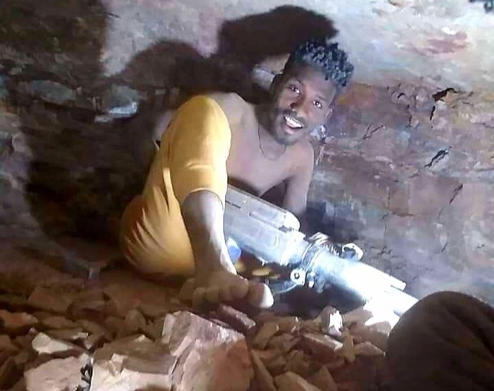 تحول فنان سوداني شهير إلي تنقيب الذهب