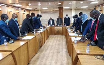 12 دبلوماسياً يؤدون قسم اليمين القانونية أمام وزير الخارجية المكلَف