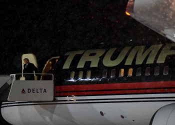 بسبب عطل في محركاتها هبوط طائرة ترامب اضطراريا