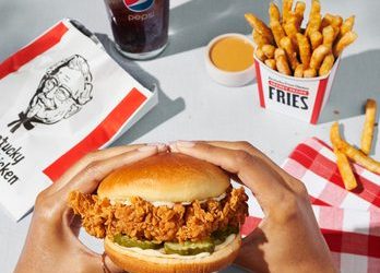 بلاغ للشرطه النجدة بسبب “وجبه ناقصه”