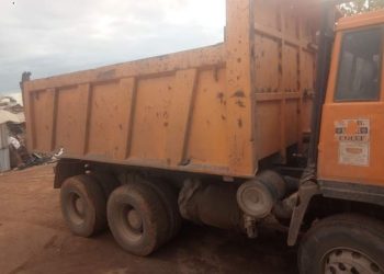 سائق شاحنة يلقي مصرعه علي يد مسلحين