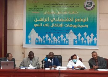 المالية تقر بوجد مشكلة في تمويل العجز