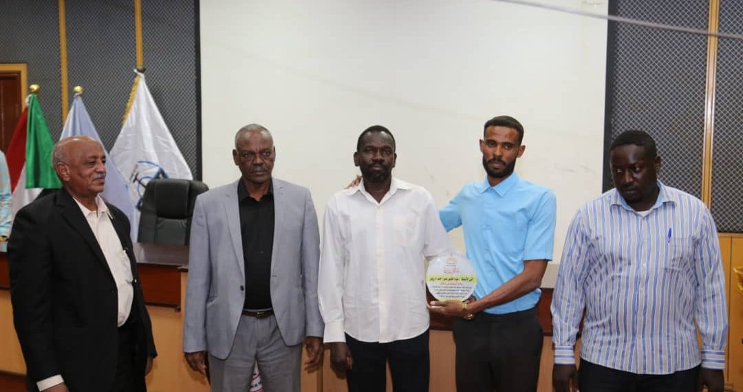 وزير المعادن ينتقد عدم مراعاة البيئة والسلامة بقطاع التعدين