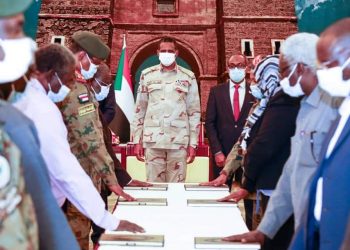 اللجنة الفنية العليا لتخطيط وتعيين الحدود الإدارية بولايات شرق السودان تؤدي القسم أمام نائب رئيس مجلس السيادة