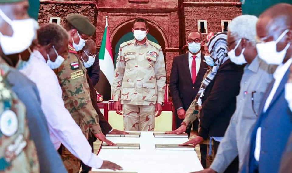 اللجنة الفنية العليا لتخطيط وتعيين الحدود الإدارية بولايات شرق السودان تؤدي القسم أمام نائب رئيس مجلس السيادة