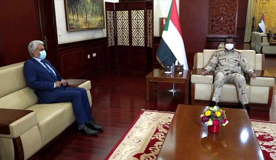 نائب رئيس مجلس السيادة يلتقي مبعوث الاتحاد الأفريقي السفير ولد لبات