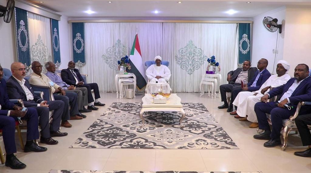 منتجو الذهب يتعهدون أمام (دقلو) بتوريد إنتاجهم إلى بنك السودان