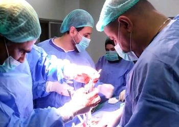 شاب يبتلع هاتف قبل 20 يوما.