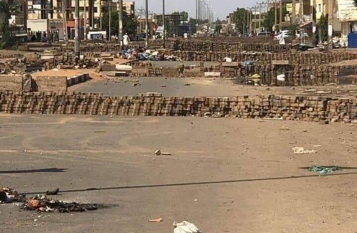 لجان المقاومة تعلن مواصلة ( التتريس ) الإغلاق بالخرطوم