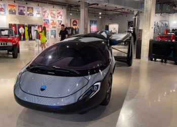 طرح  أول سيارة طائرة  للرحلات التجارية في أمريكا