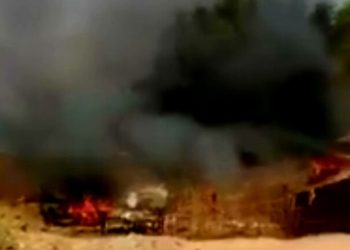 مواطنون بالكدرو يحرقون منازل عشوائية احتجاجا علي مقتل شاب