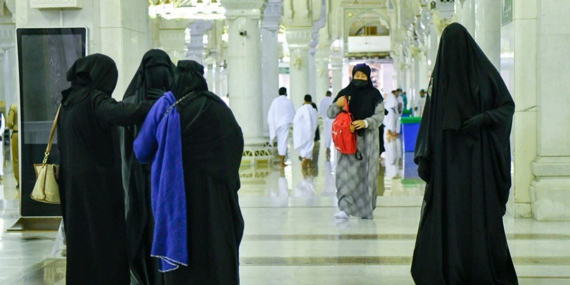 154 موظفه من ذوي الكفاءة لخدمة النساء في ابواب المسجد الحرام