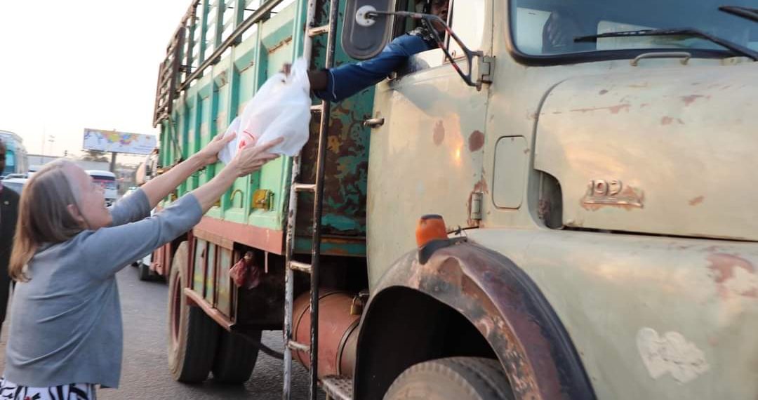 السفارة الأمريكية توزع 1000 وجبه لعابري الطريق