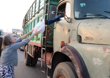 السفارة الأمريكية توزع 1000 وجبه لعابري الطريق