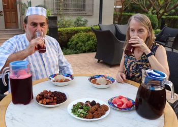 القائمه بالاعمال الامريكيه تعيش تفاصيل يوم رمضاني سوداني