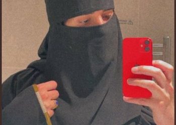 ظهور خبير تجميل اماراتي بالنقاب يثير جدلا في مواقع التواصل الإجتماعي