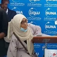 صحفية ترشق التوم هجو بحذائها