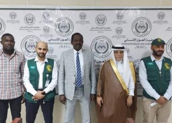 السفير السعودي يسلم مفوضية العون الإنساني 100 طن من التمور منحة من المملكة