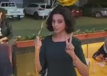 فتاة سودانية تقيم حفل  بمناسبة وصولها 100الف متابع علي تيك توك