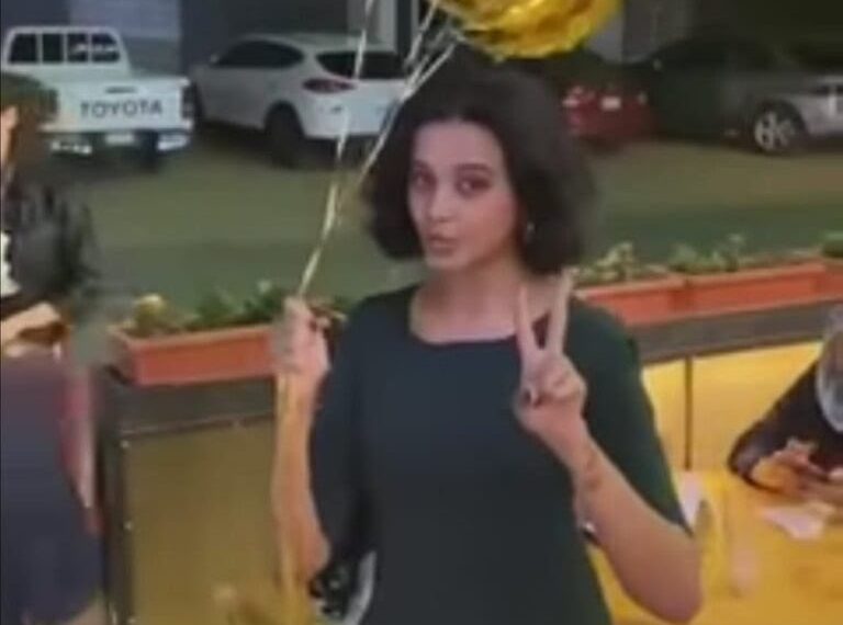 فتاة سودانية تقيم حفل  بمناسبة وصولها 100الف متابع علي تيك توك