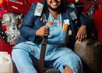 شاب يجسد الوضع في السودان في 4صور