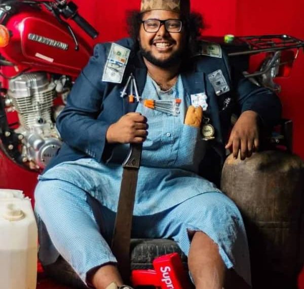 شاب يجسد الوضع في السودان في 4صور