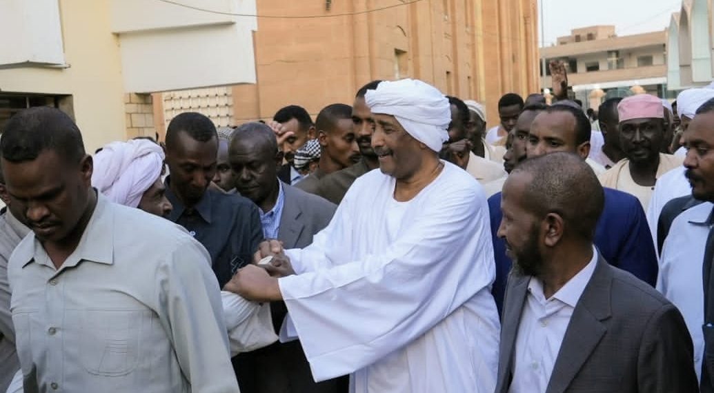 البرهان يتناول وجبة الإفطار بالمسجد العتيق بالخرطوم