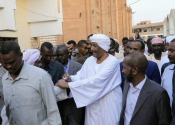 البرهان يتناول وجبة الإفطار بالمسجد العتيق بالخرطوم