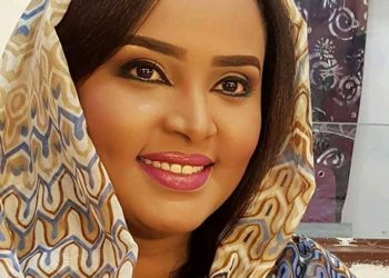 منشور مثير لإعلامية تطلب فيه التضرع لها بالدعاء يثير قلق متابعيها