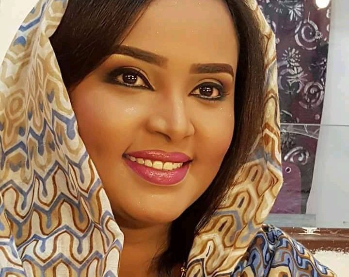 منشور مثير لإعلامية تطلب فيه التضرع لها بالدعاء يثير قلق متابعيها