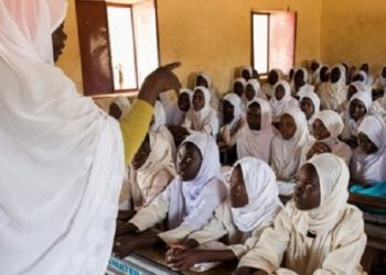 البرهان  يقر بمعاناة المعلمين والماليةتلتزم بصرف المرتبات وفقا لهيكل 2022