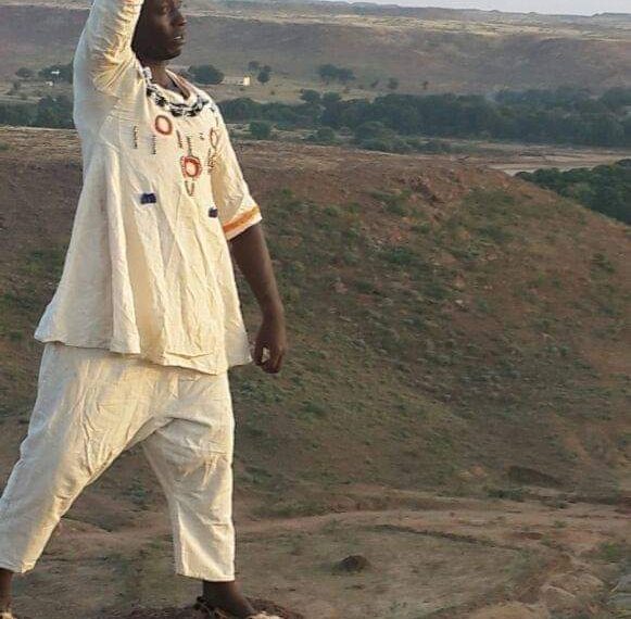 مقتل الفنان الشاب محمد يوسف (اندوكا)، إثر حادث طعن غادر بمنزله في مدينة #الجنينة، بسكين أثناء دفاعه عن منزله في حادث نهب مسلح.. وكان من دعاة التعايش السلمي وإرساء ثقافة السلام..