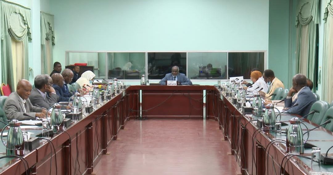 وزير النفط يقر بظهور بنزين غير مطابق للمواصفات