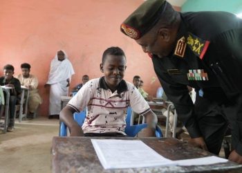 البُرهان يتفقد مركز إمتحانات شهادة الأساس بسلاح المدرعات