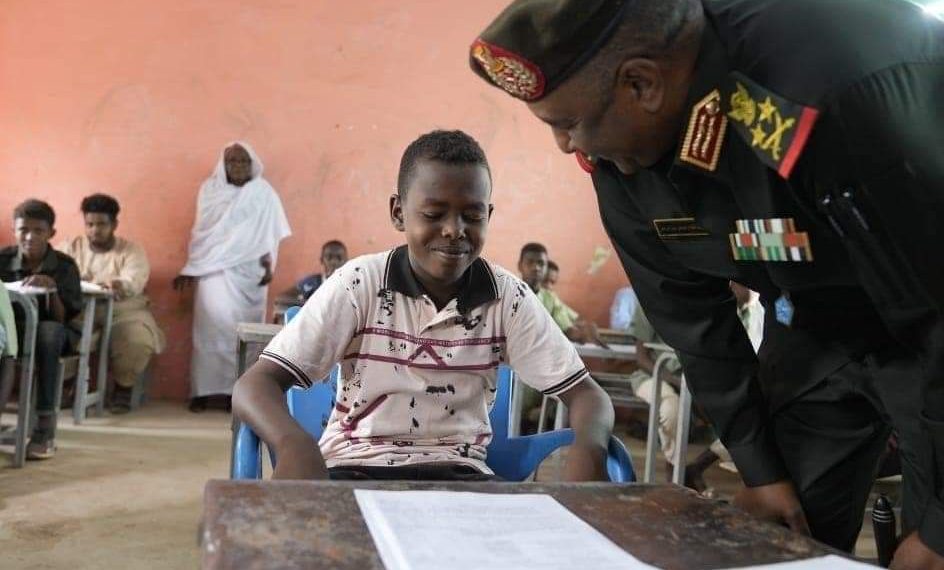 البُرهان يتفقد مركز إمتحانات شهادة الأساس بسلاح المدرعات