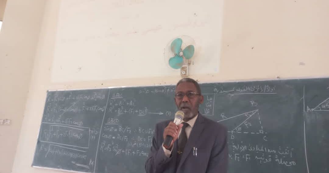 مدير جامعة السودان: يقدم تنويرا لطلاب الهندسة الفرقة الأولى
