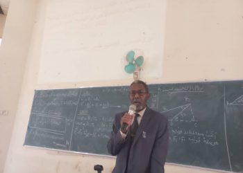 مدير جامعة السودان: يقدم تنويرا لطلاب الهندسة الفرقة الأولى