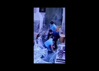 عامل ينقذ زميله من موت محقق في اللحظة الأخير