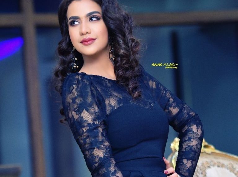 في مقطع فيديو متداول للإعلامية الاء المبارك ( انا ستكم)