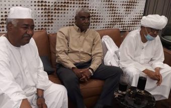 وفد من الغرفة الصناعية يسجل زيارة لرجل الاعمال محمد المنا لمواساته