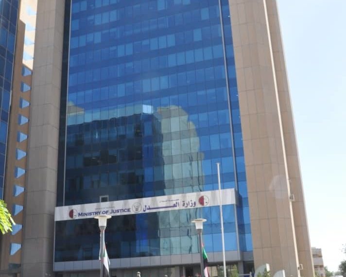 سودانيون بالمملكة والإمارات يستنجدون بالحكومة وفد قانوني من وزارة العدل للقبض على المرأة (المحتالة)